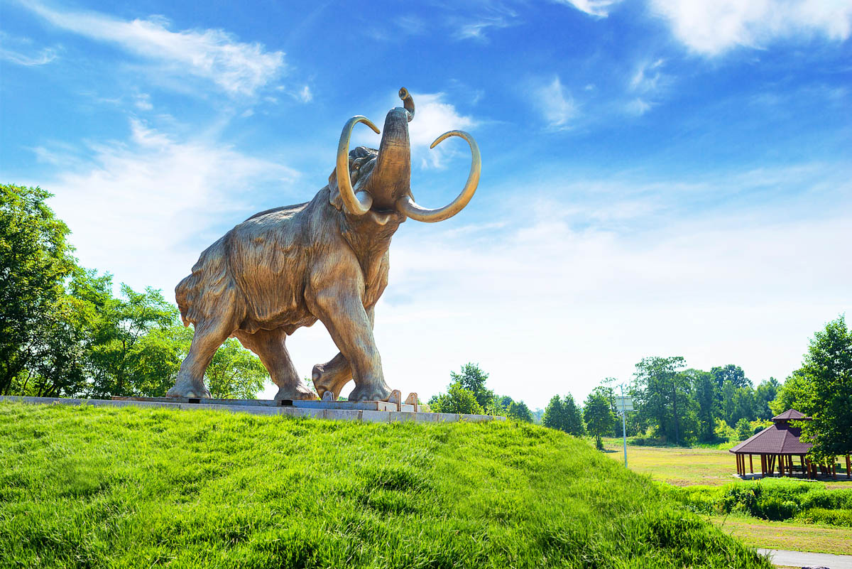 Pomnik mamuta na terenie Mamut Camp